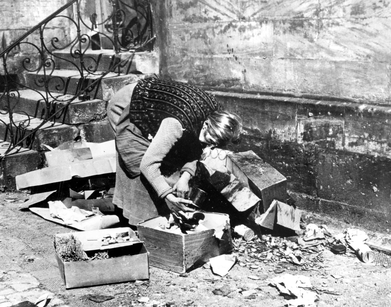 Élelmiszert kereső nő, Bayreuth, Németország, 1945. április alkotó: Unbekannt