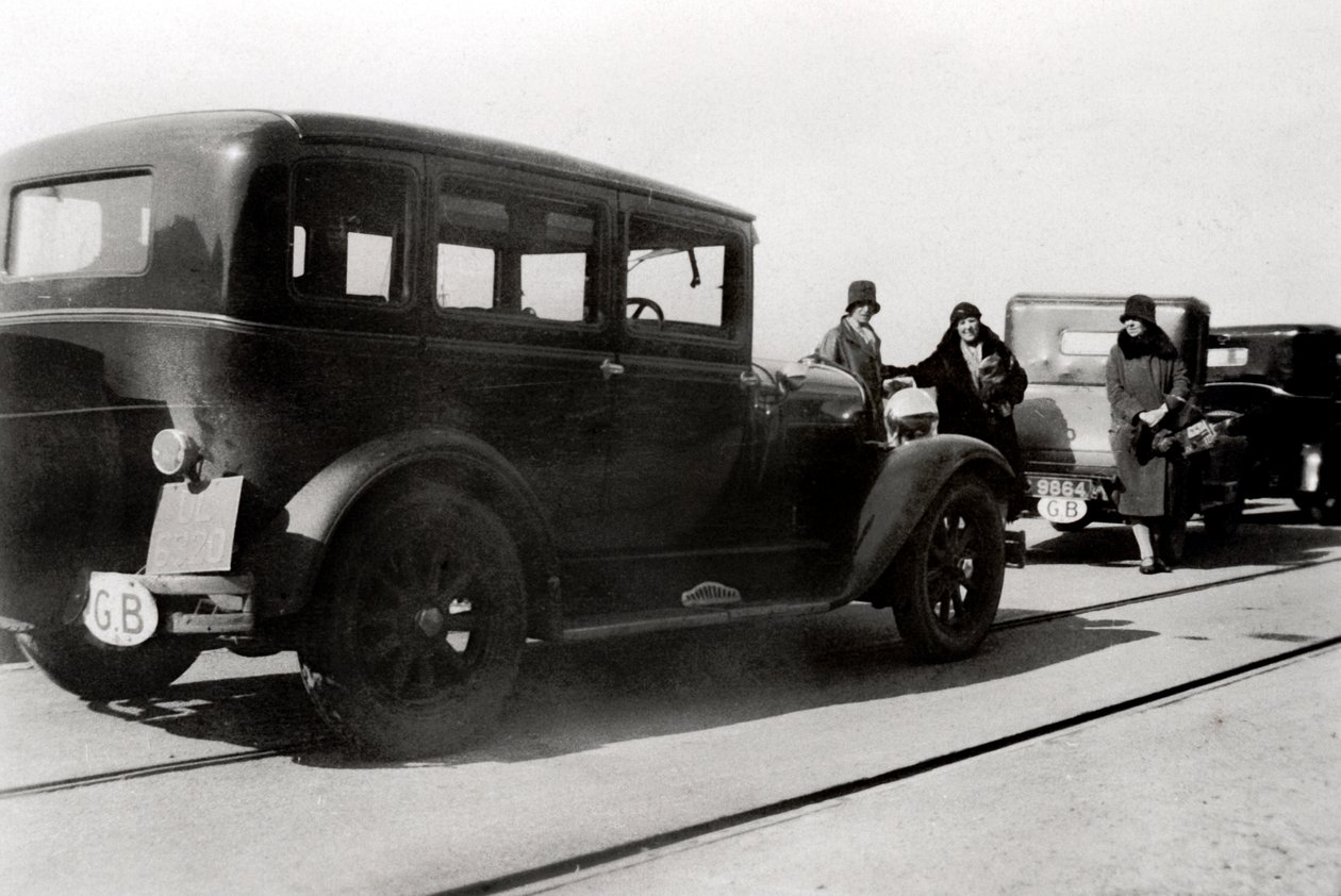Nők és parkoló autók, 1930 alkotó: Unbekannt