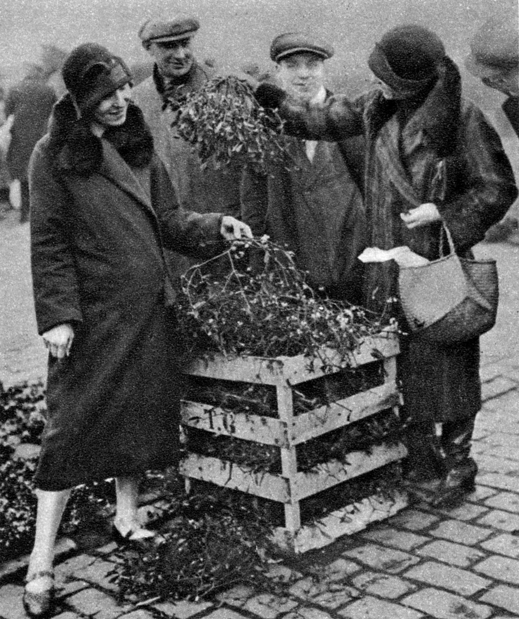 Fagyöngyfürtöket választó nők, Caledonian Market, London, 1926-1927 alkotó: Unbekannt