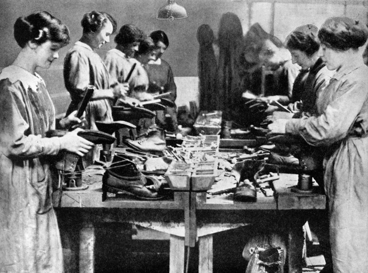Női suszterek lábbeliket javítanak a háborús erőfeszítésekhez, 1914-1918 1936 alkotó: Unbekannt