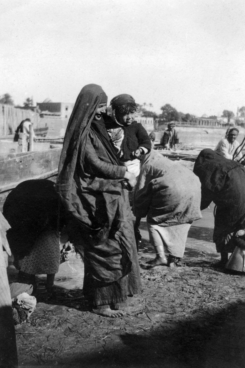 Nők vizet gyűjtenek a Tigris folyón, Bagdad, Irak, 1917-1919 alkotó: Unbekannt