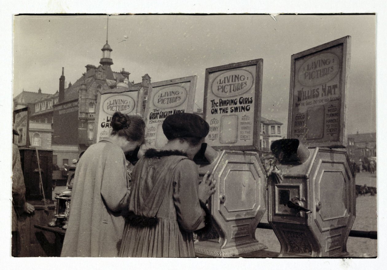 Nők, akik a „What the Butler Saw” gépeket nézik, 1910 alkotó: Unbekannt