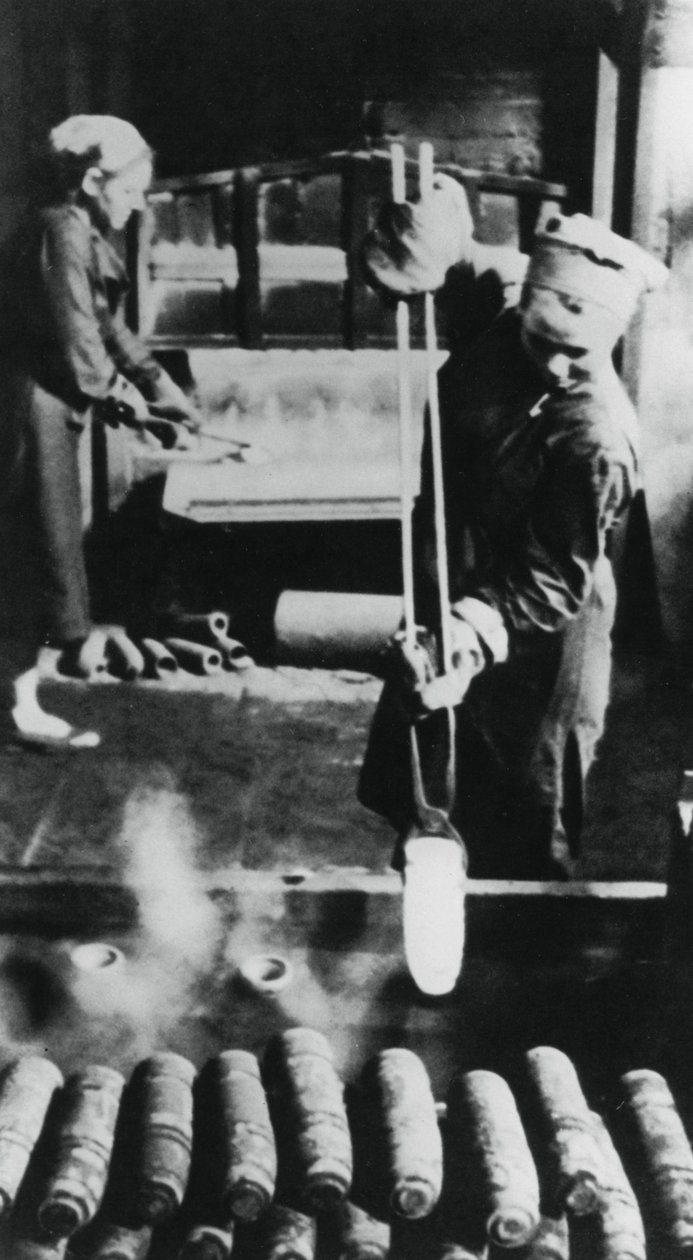 Kagylóhüvelyeket gyártó nők egy orosz gyárban, második világháború, 1943 alkotó: Unbekannt