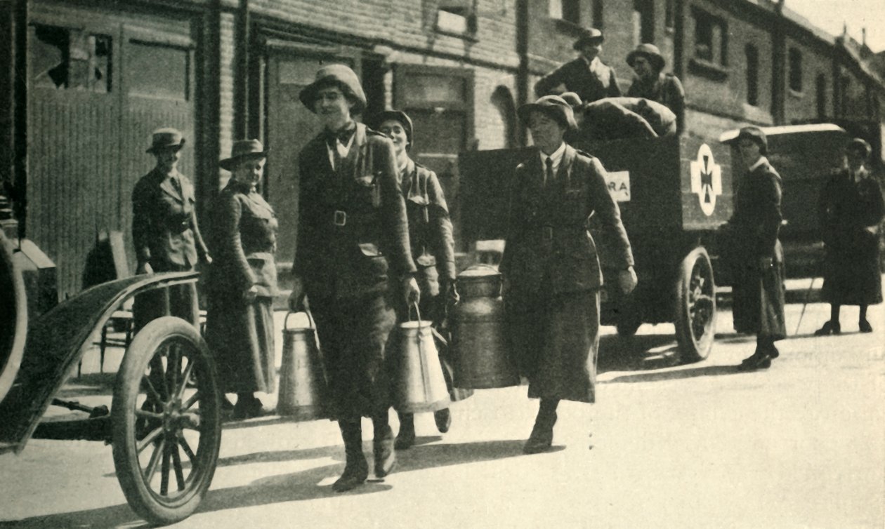 Női tartalékosok tejet szállító kórházba, első világháború, c1914-1918, c1920. alkotó: Unbekannt
