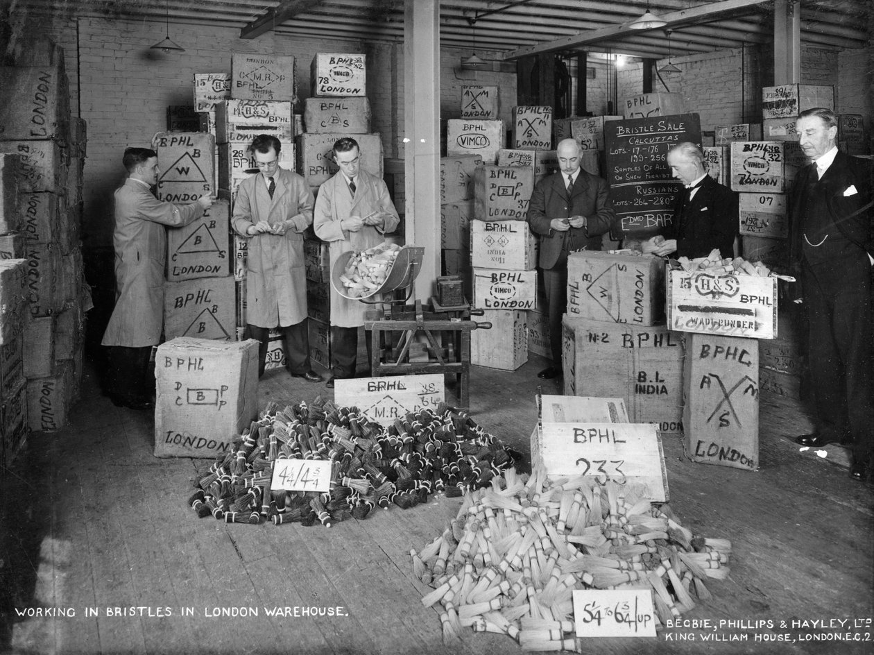 Munka sörtékkel egy raktárban, London, 1938 alkotó: Unbekannt