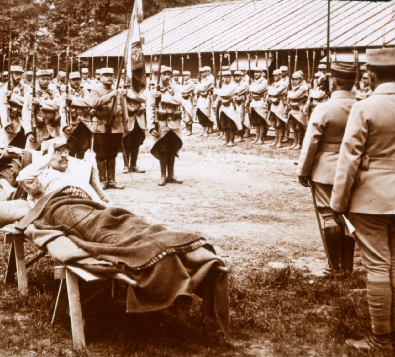 A sebesült tiszt tiszteleg a zászló előtt, c1914-c1918 alkotó: Unbekannt