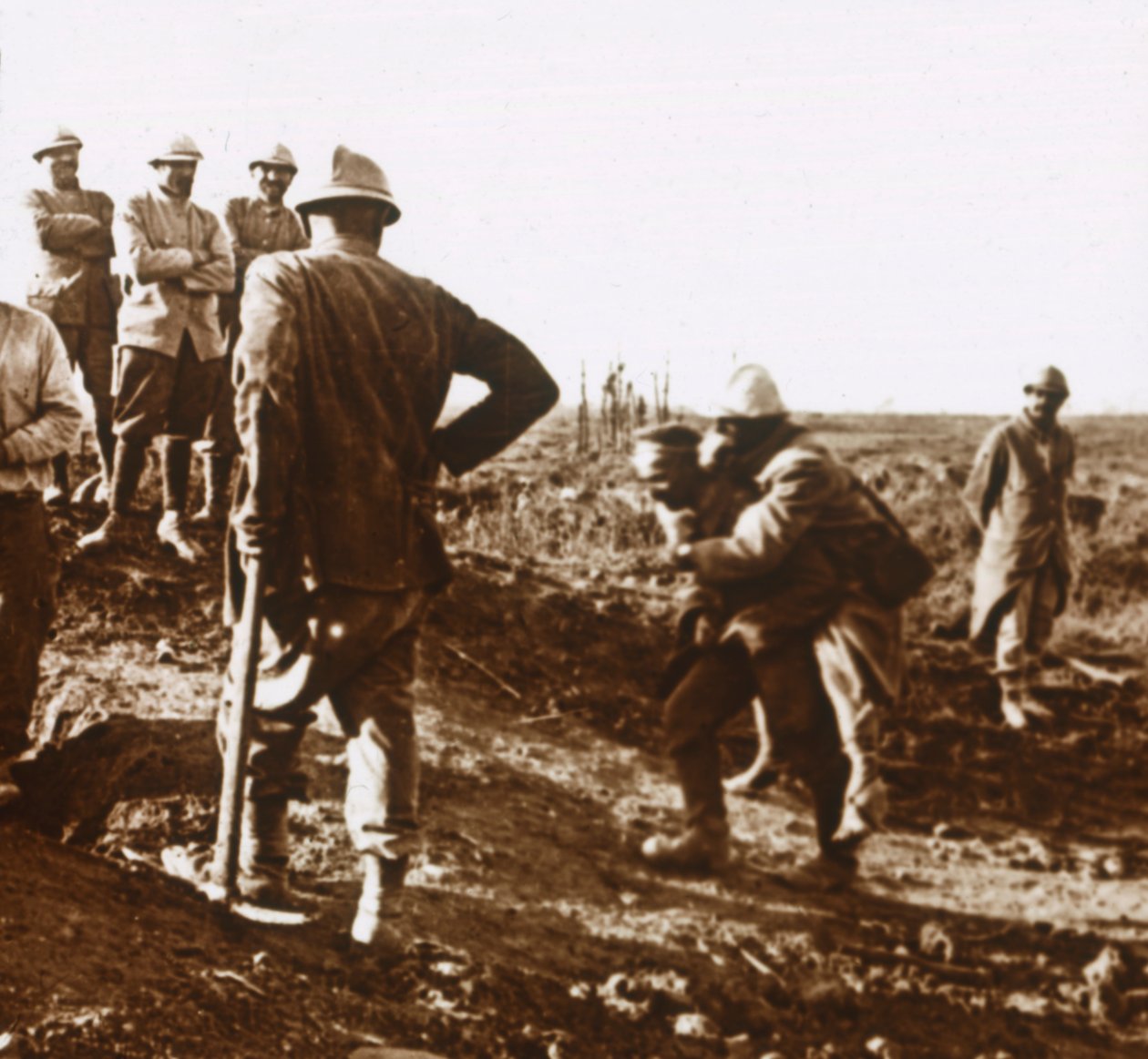 Sebesült katona, Haute Chevauchée, Észak-Franciaország, 1914-c1918 alkotó: Unbekannt
