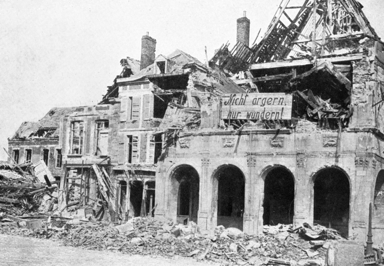 Összetört épület, Grande Place, Peronne, Franciaország, Első világháború, 1917, c1920 alkotó: Unbekannt
