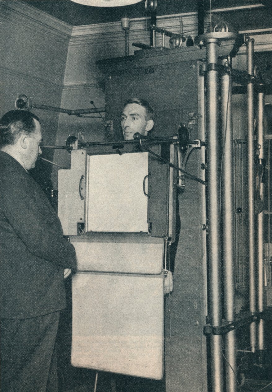 Szív- vagy tüdőbetegség gyanús eseteinek vizsgálatára használt röntgenkészülék, c1935 c1937 alkotó: Unbekannt