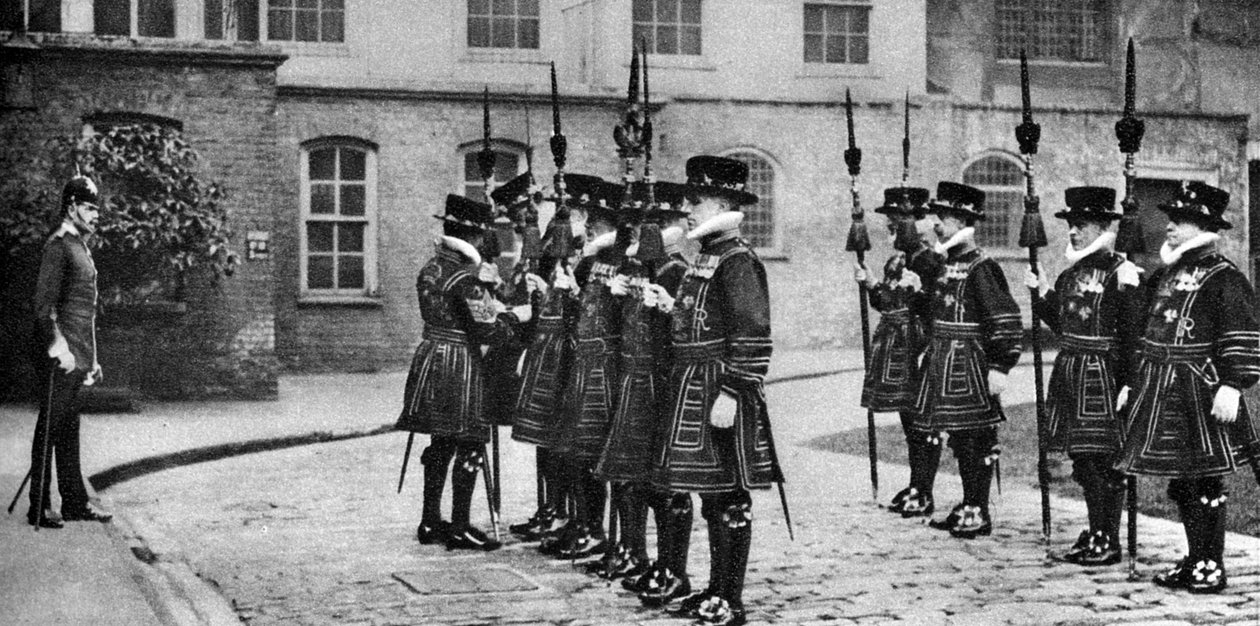 Yeomen Warders felvonuláson a Tower of Londonban, 1926-1927 alkotó: Unbekannt