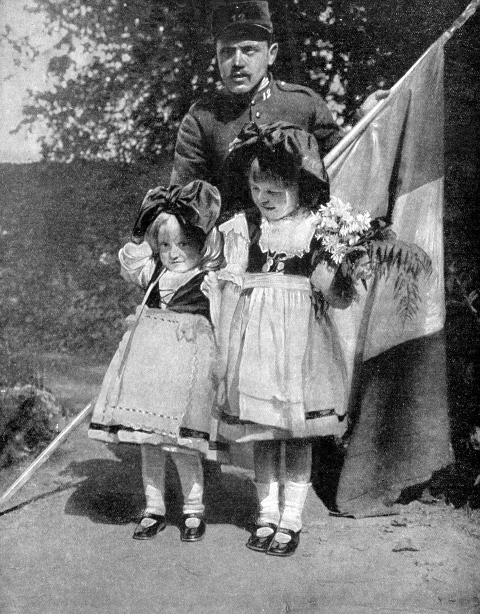 Fiatal elzászi gyerekek hagyományos ruhában egy francia katonával, I. világháború, 1915 alkotó: Unbekannt