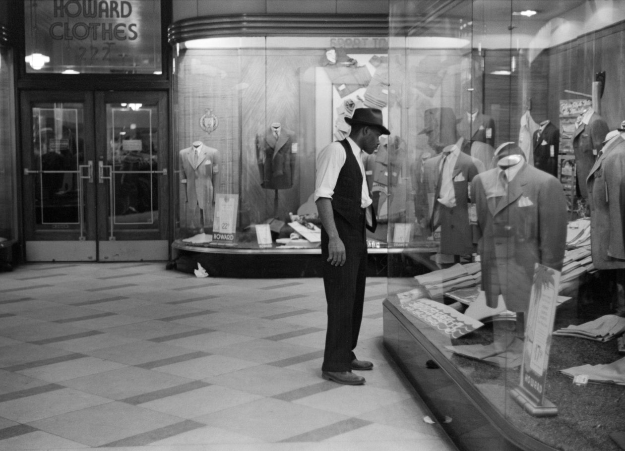 Young Man Window Shopping, Egyesült Államok, 1941 körül (f/w fotó) alkotó: Unbekannt