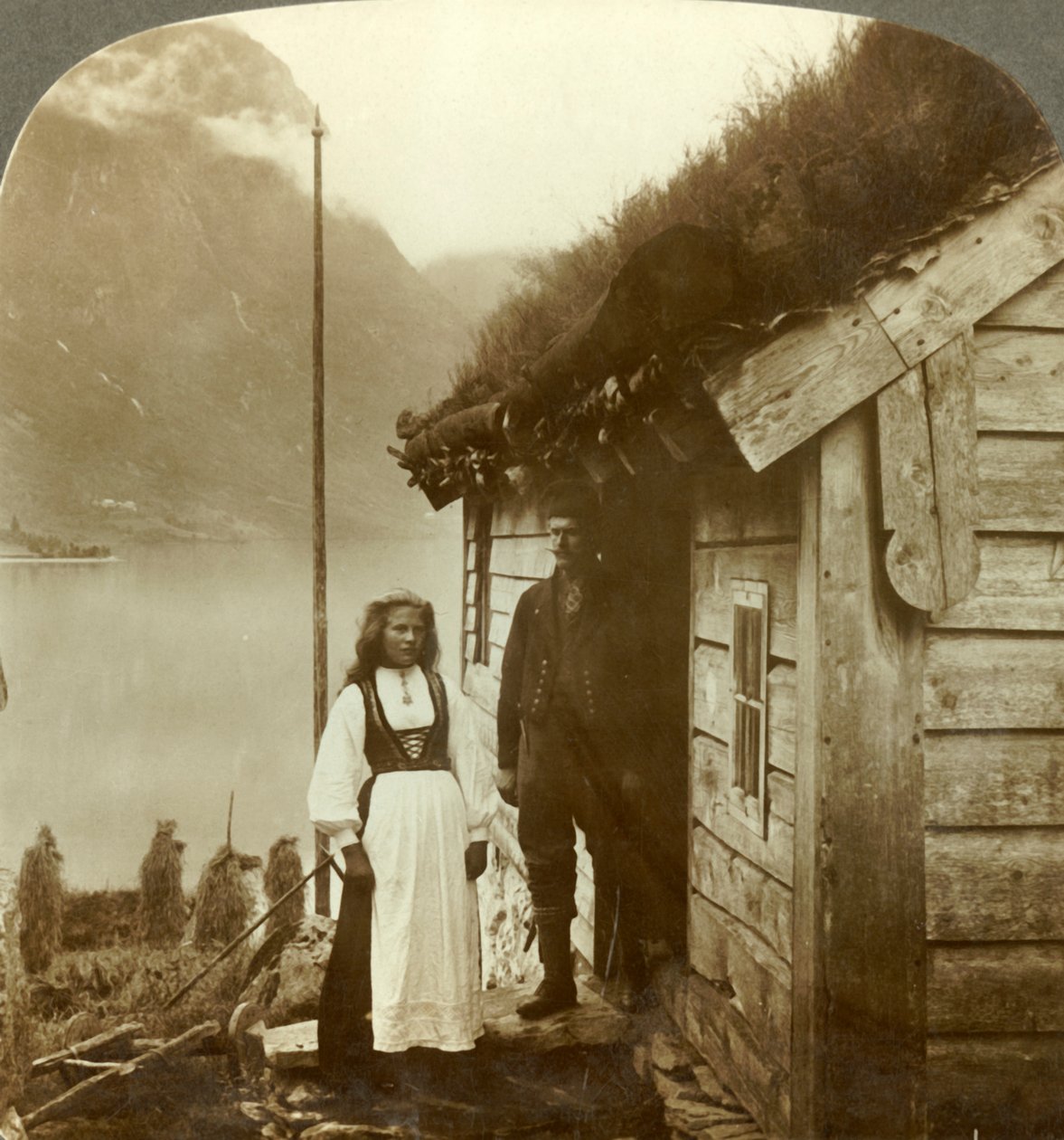 Fiatal gazdák a Nordfjord országból - nyaralóházuk előtt, Norvégia, 1905. alkotó: Unbekannt