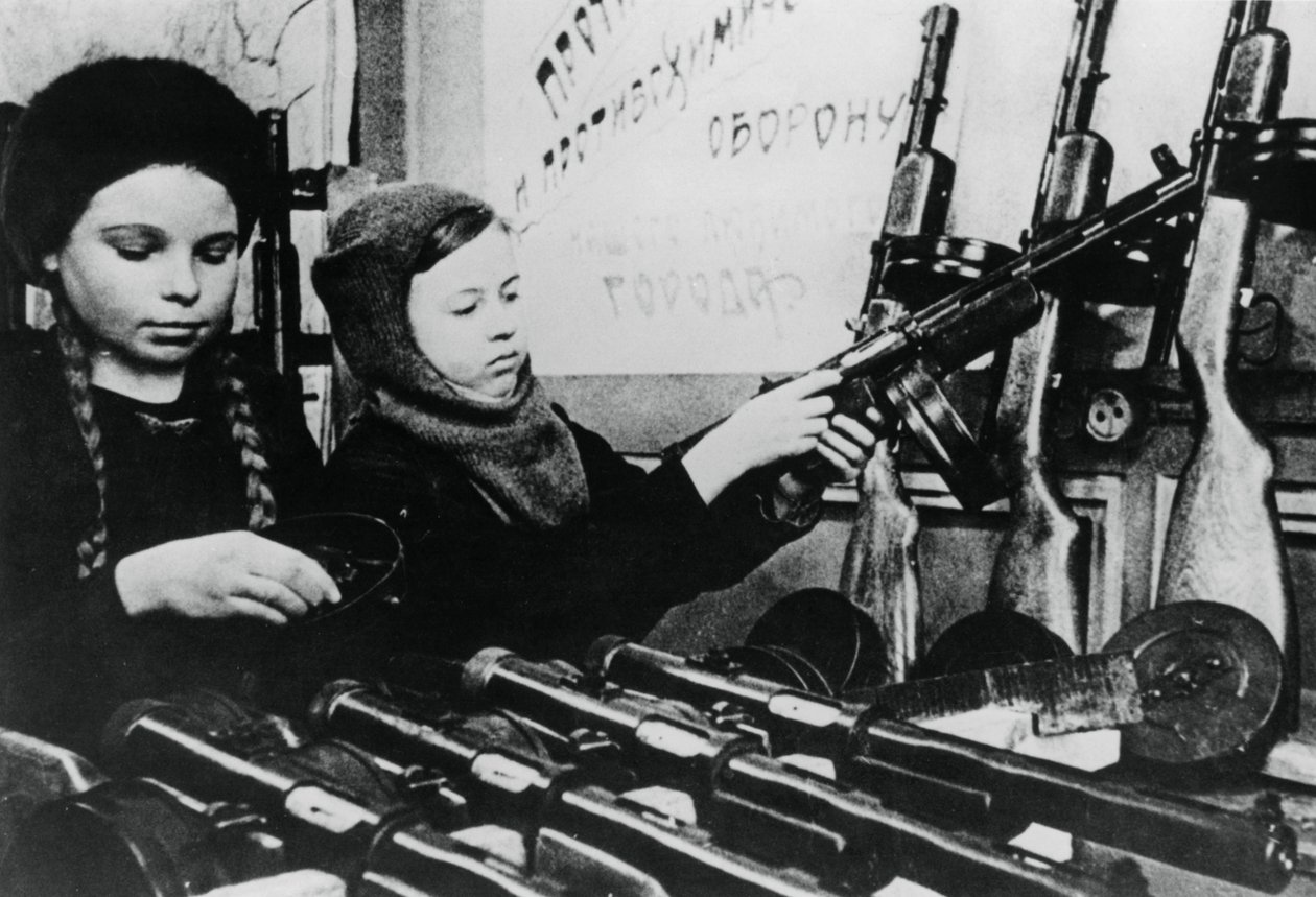 Fiatal lányok géppuskákat szerelnek egy orosz gyárban, 1943 alkotó: Unbekannt
