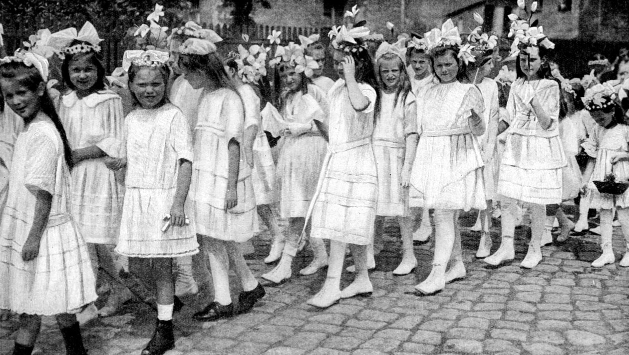 Fiatal lányok egy templomi fesztiválon, Berlin, Németország, 12922 alkotó: Unbekannt