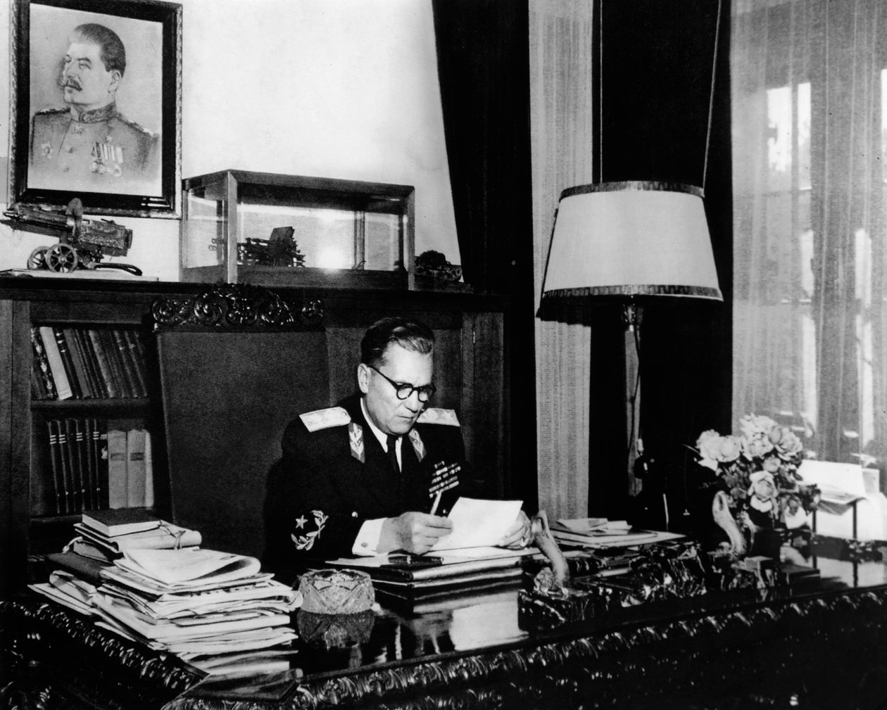 Josip Broz Tito jugoszláv vezető marsall az irodájában, Belgrád, Jugoszlávia, 1946-c1947. alkotó: Unbekannt