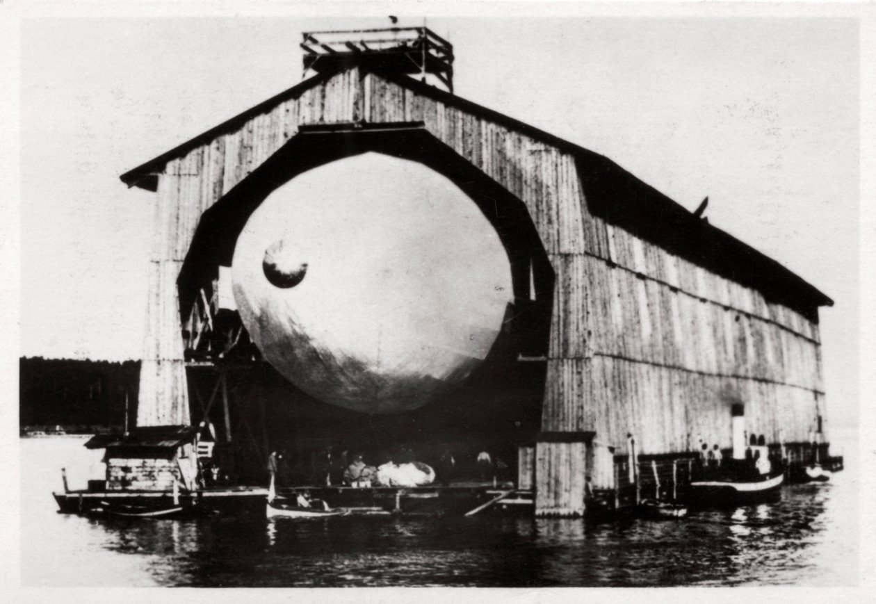 Zeppelin LZ1 egy úszó fogasban Manzellben, Friedrichshafen, Németország, 1900, 1933 alkotó: Unbekannt