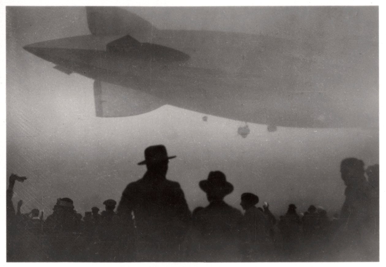 Zeppelin LZ 126 emelkedő ködben, c1924-1933 1933 alkotó: Unbekannt