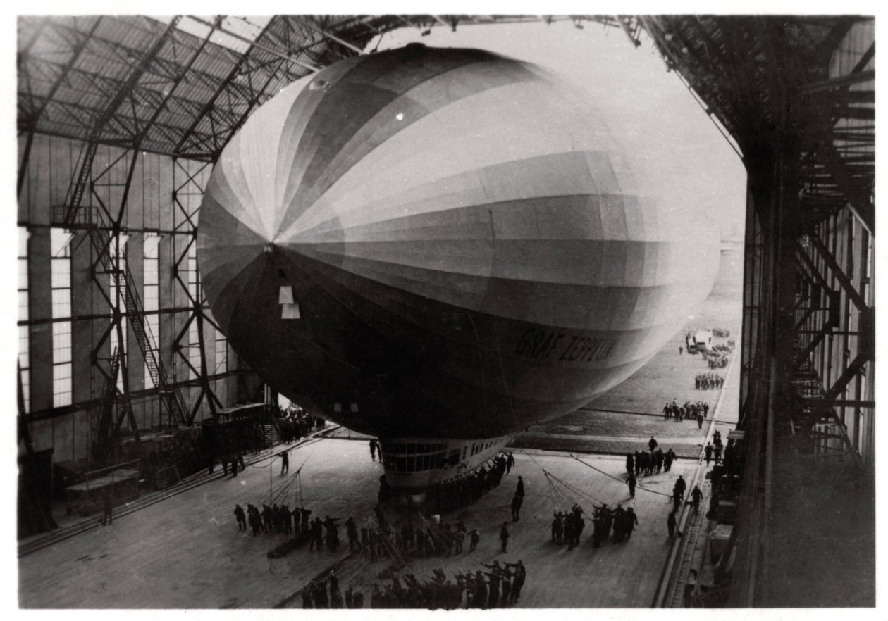 Zeppelin LZ 127 Graf Zeppelin belép a hangárjába, 1933 alkotó: Unbekannt