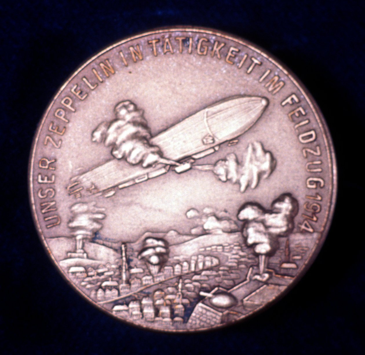Zeppelin léghajó működés közben az első világháborúban, 1914 alkotó: Unbekannt