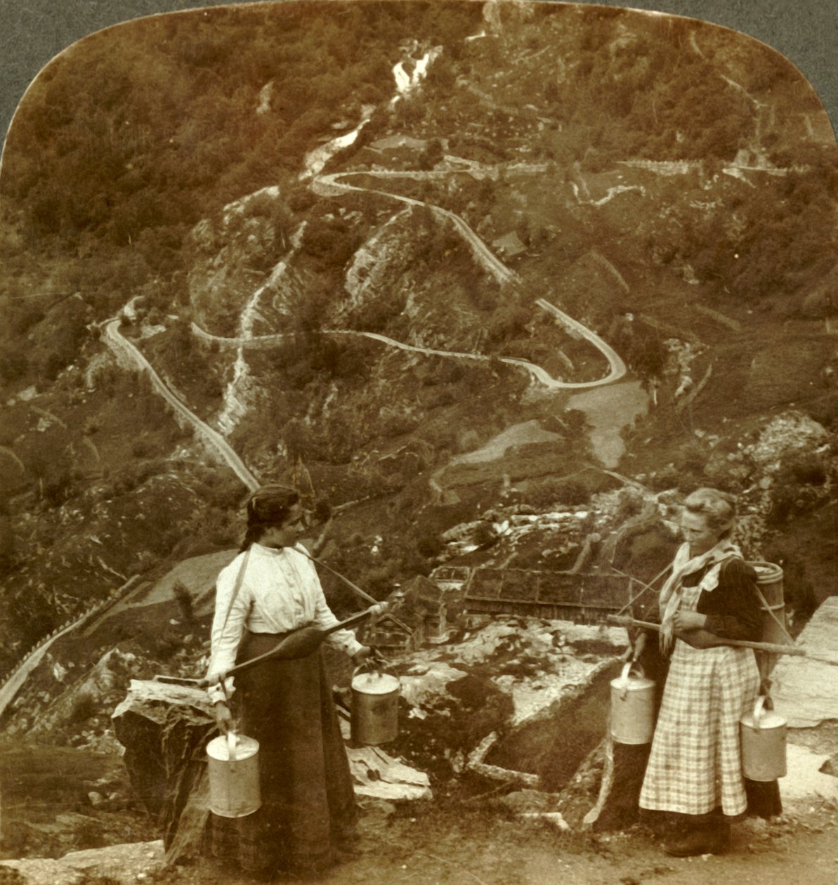 Cikcakk a híres Grjotlid úton - hegyi tejeslányok az út mentén Marok közelében, Norvégiában, 1905. alkotó: Unbekannt