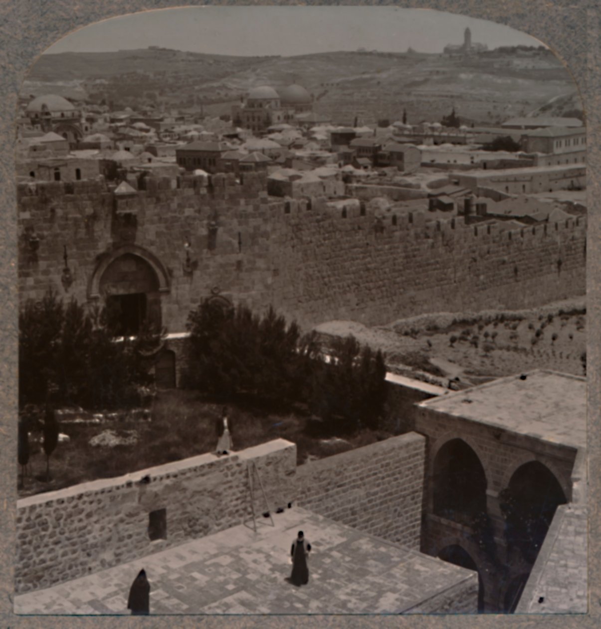Sion kapuja. Az Olajfák hegye és a Scopus hegy a távolban, 1900 körül alkotó: Unbekannt