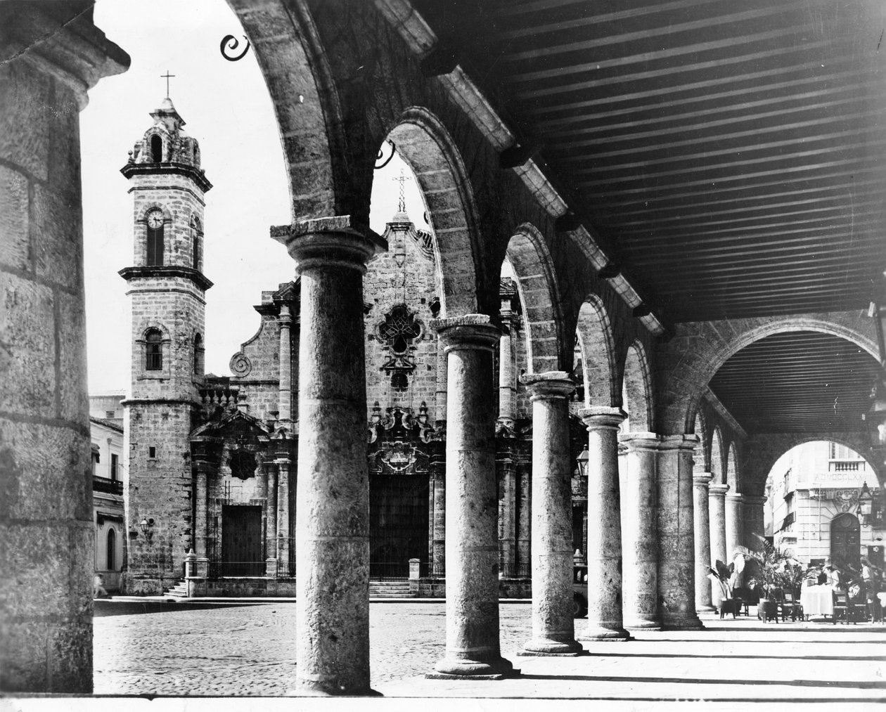 A Havanna régi katedrálisának terére nyíló kilátást egy szomszédos épület csodálatos boltívei keretezik, 1954 alkotó: Unbekannt Unbekannt
