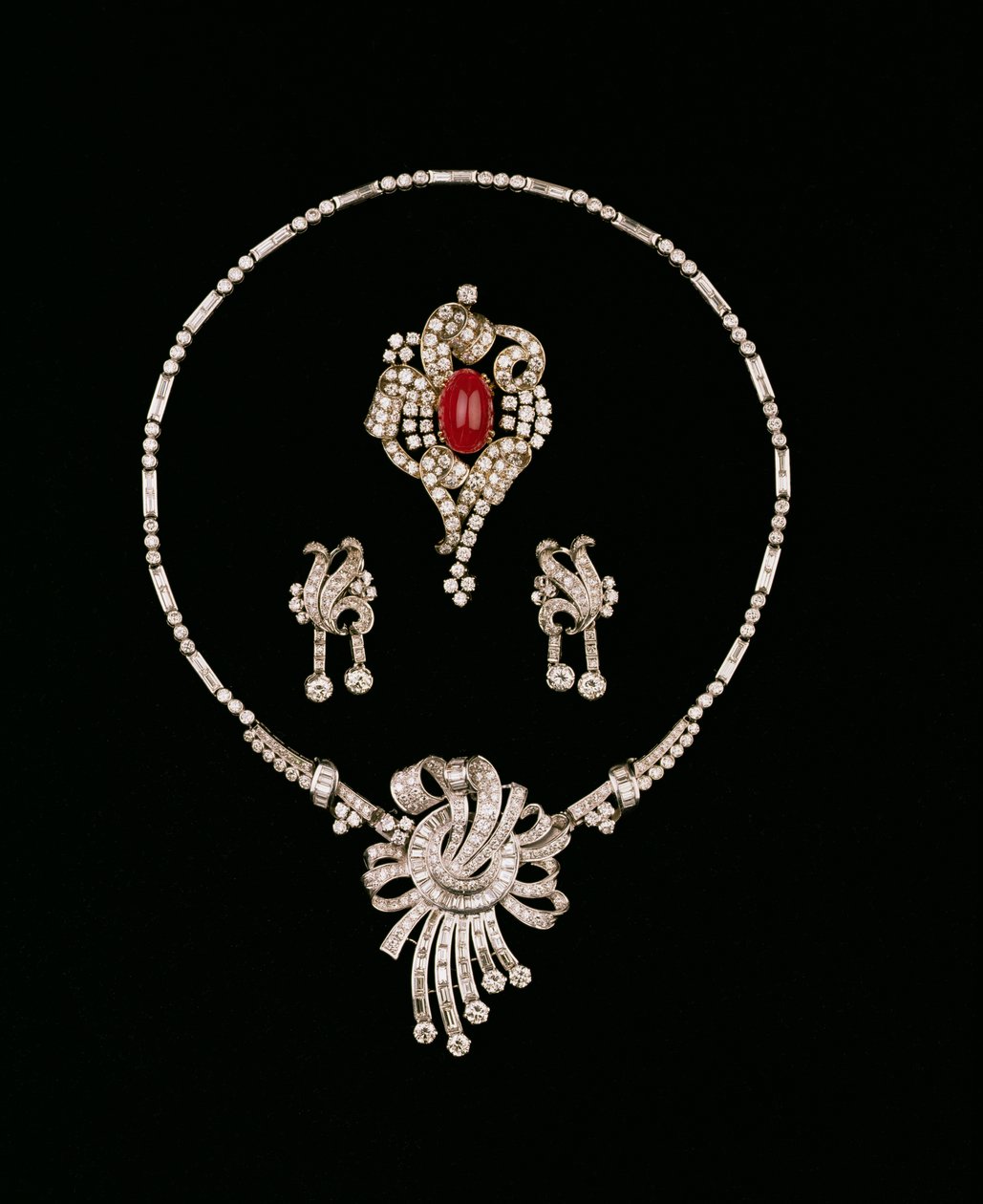 Art Deco gyémánt ékszerek: baguette gyémánt bross medál, cabochon rubin és gyémánt tekercs bross, gyémánt medál fülbevaló alkotó: Unbekannt Unbekannt