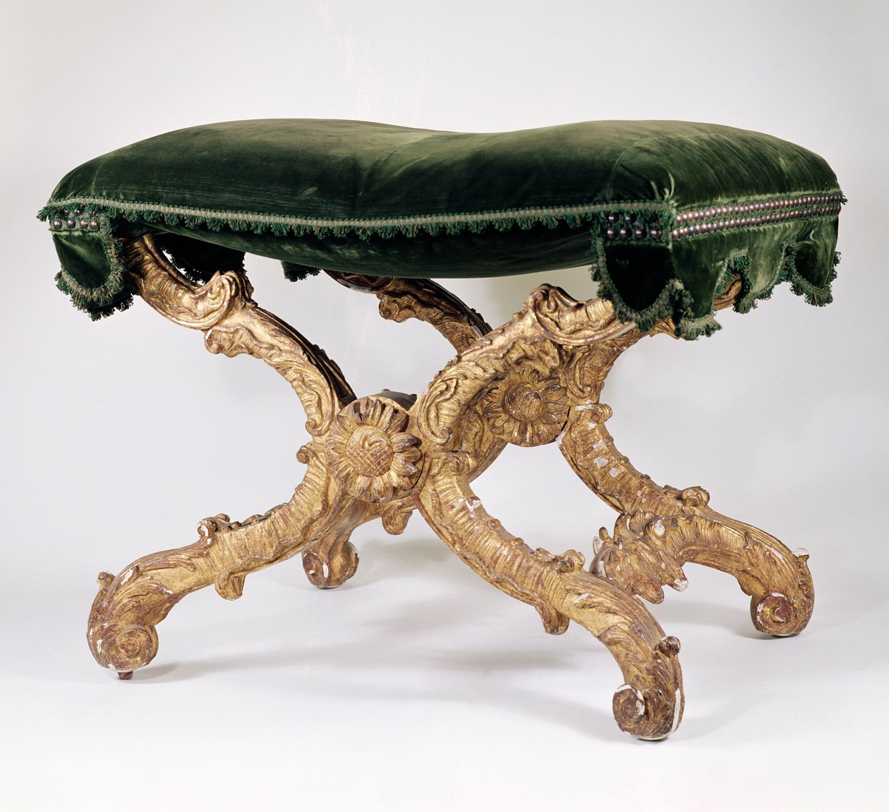 French Regency (1700-1720) X-keretes zsámoly, aranyozott fából, kárpitozott ülőfelülettel, levelekkel és láng motívummal, a kereszteződésben napraforgó alkotó: Unbekannt Unbekannt