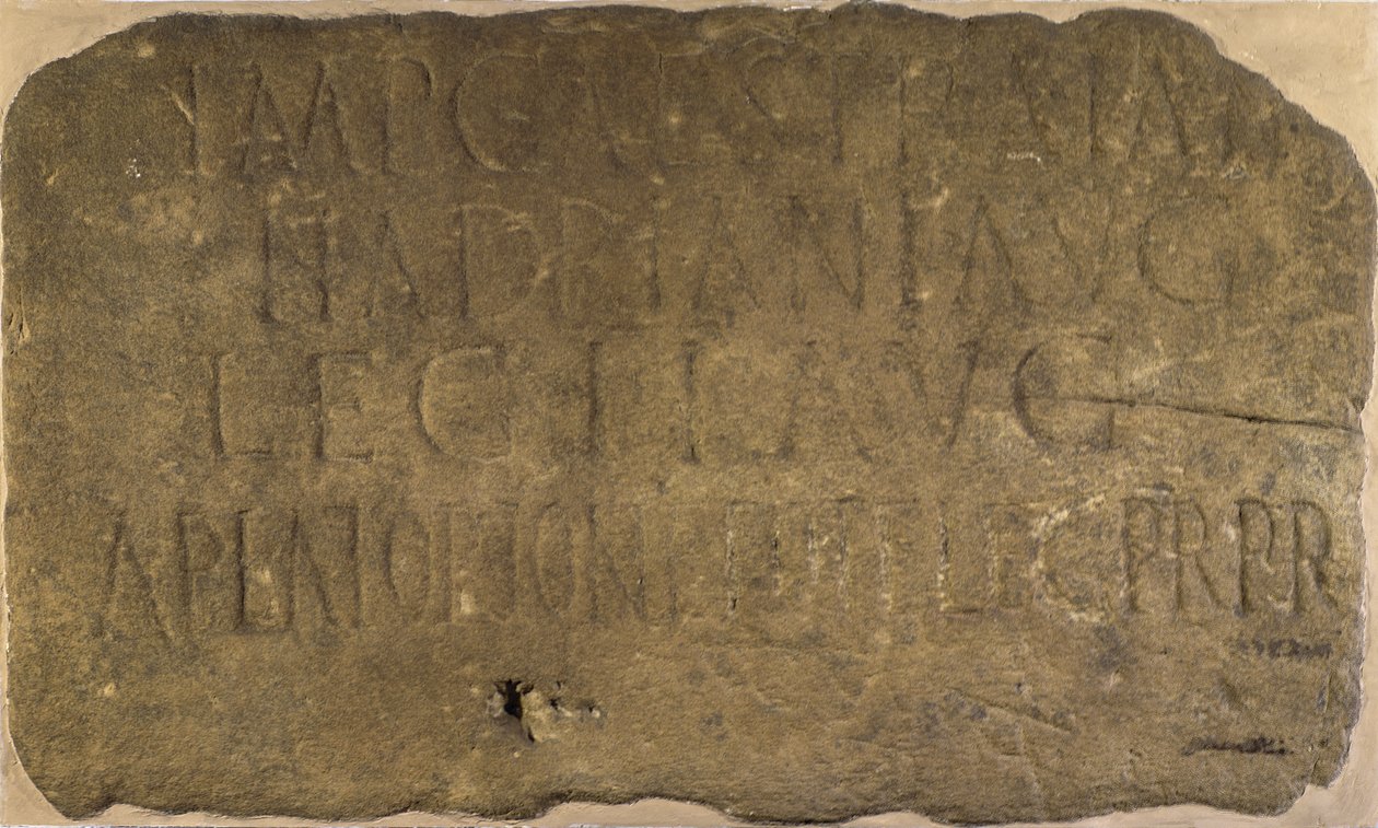 Felirat a 38-as mérföldvárról a Hadrianus-falon, amely rögzíti a mérföldvár építését Augusta 2. légiója által, i.sz. 122-125 között. alkotó: Unbekannt Unbekannt