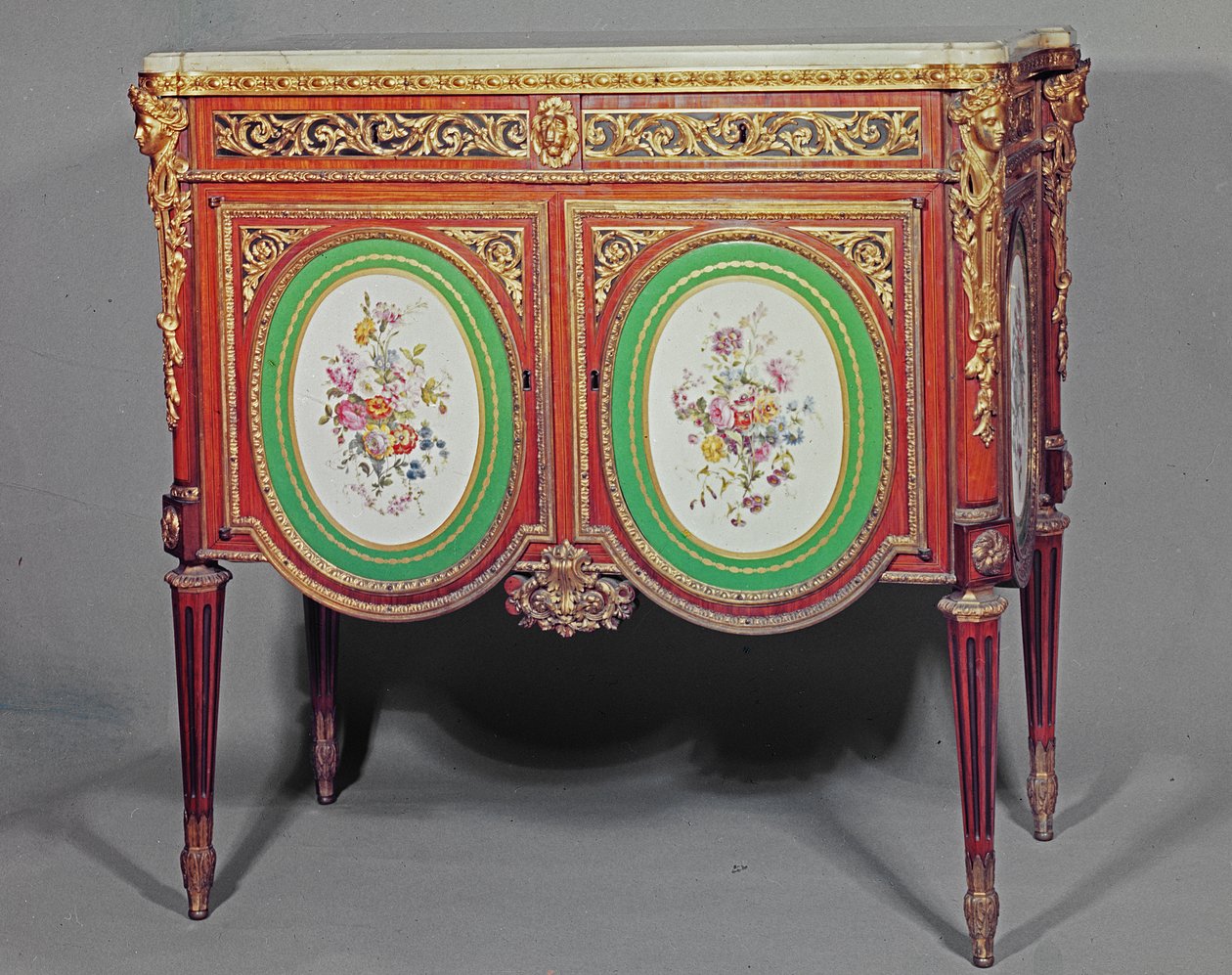 XVI. Lajos szekrény, M. Carlin JME pecséttel, ormolu- és Sevres-táblákkal díszítve, 1774 körül alkotó: Unbekannt Unbekannt