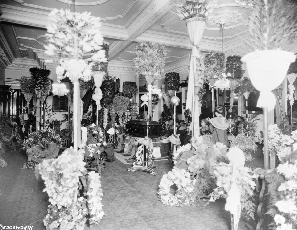 Liliuokalani királynő koporsója az Iolani-palota tróntermében, Honolulu, 1917 alkotó: Unbekannt Unbekannt