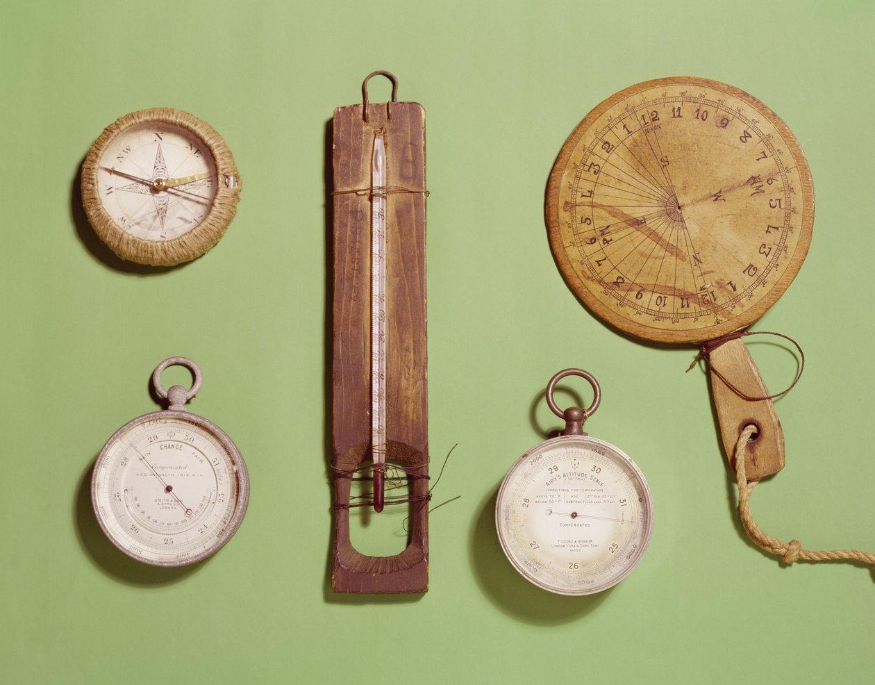 Scotts iránytű, hőmérő, napóra, barométer és magassági skála az antarktiszi expedíción, 1910-12 alkotó: Unbekannt Unbekannt