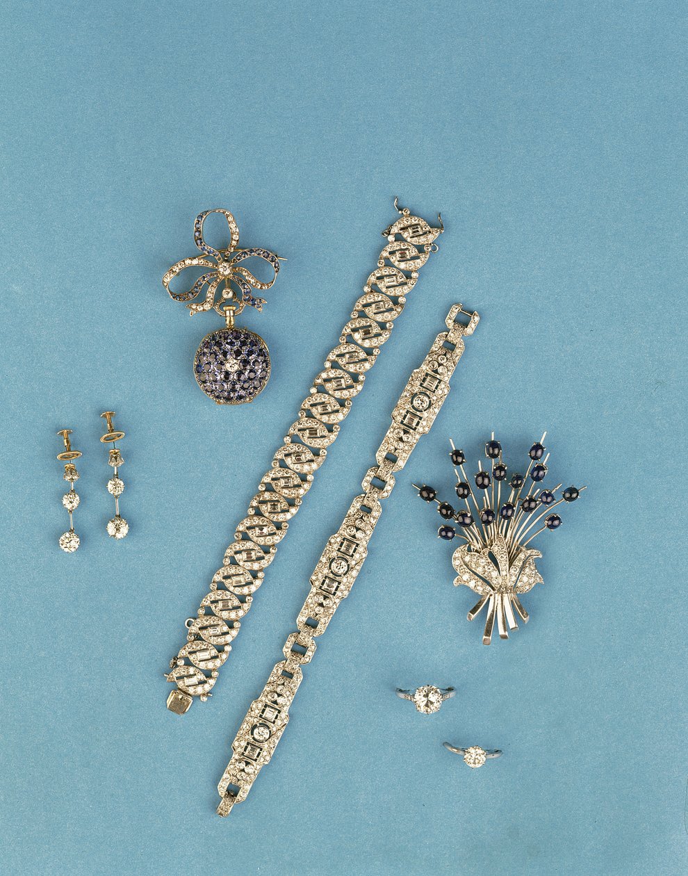 Art Deco ékszerek választéka: link karkötők; zafír és gyémánt fob karóra; pasziánsz gyűrűk; cabochon zafír spray-bross (gyémánt) alkotó: Unbekannt Unbekannt