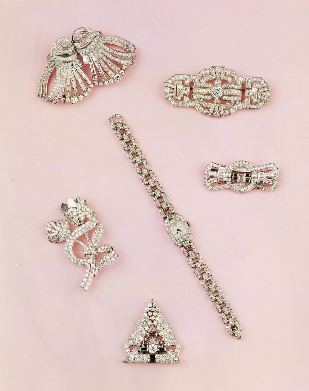 Gyémánt ékszerek választéka: bagett és marquise alakú gyémánt spray bross; Art Deco gyémánt klip; paneles gyémánt bross; női hosszúkás gyémánt karóra alkotó: Unbekannt Unbekannt