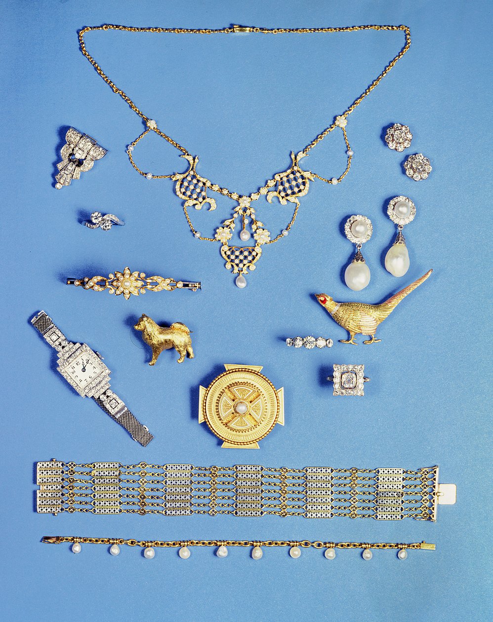 Ékszerválaszték: gyöngy és arany medál; Art Deco gyémánt klip bross; Cseppgyöngy fülbevalók; kelta stílusú arany bross; Edward-korabeli lánckarkötő; fácán bross; félgyöngy arany csuklós karperec alkotó: Unbekannt Unbekannt