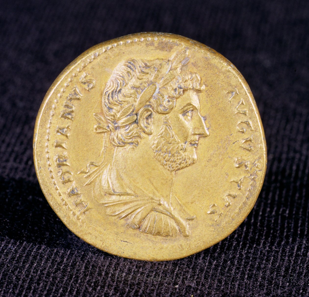 Hadrianus Sestertiusa a Newcastle Upon Tyne-ből, i.sz. 132. Hadrianus mellszobra, mint győztes parancsnok alkotó: Unbekannt Unbekannt