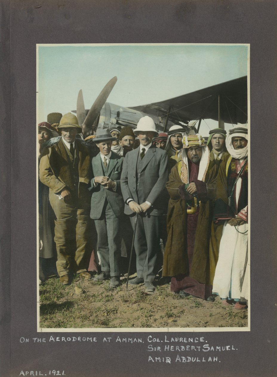 T.E. Lawrence, Sir Herbert Samuel és Amir Abdullah az Amman repülőtéren, Jordániában, 1921 (kézzel színezett nyomat) alkotó: Unbekannt Unbekannt