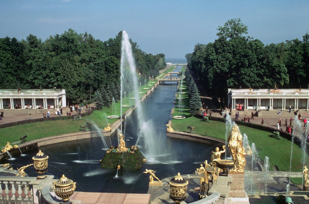 Kilátás a Sámson-kútra és a csatornára, a Peterhof-palota alkotó: Unbekannt Unbekannt