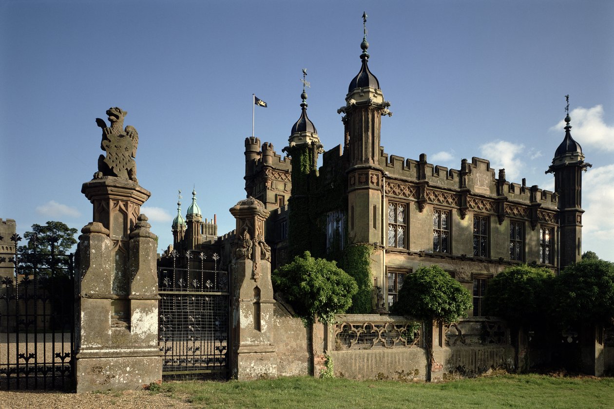 Kilátás a ház bejáratára északnyugat felől, Knebworth House, Hertfordshire alkotó: Unbekannt Unbekannt