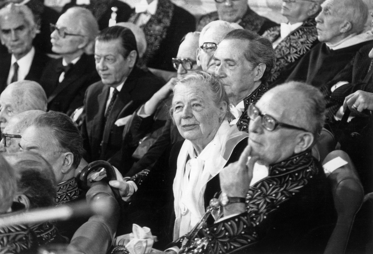 Marguerite Yourcenar felvétele a párizsi Academie Francaise-ra 1981. január 22-én: itt Maurice Schumann-nal alkotó: Unbekannt Unbekannt