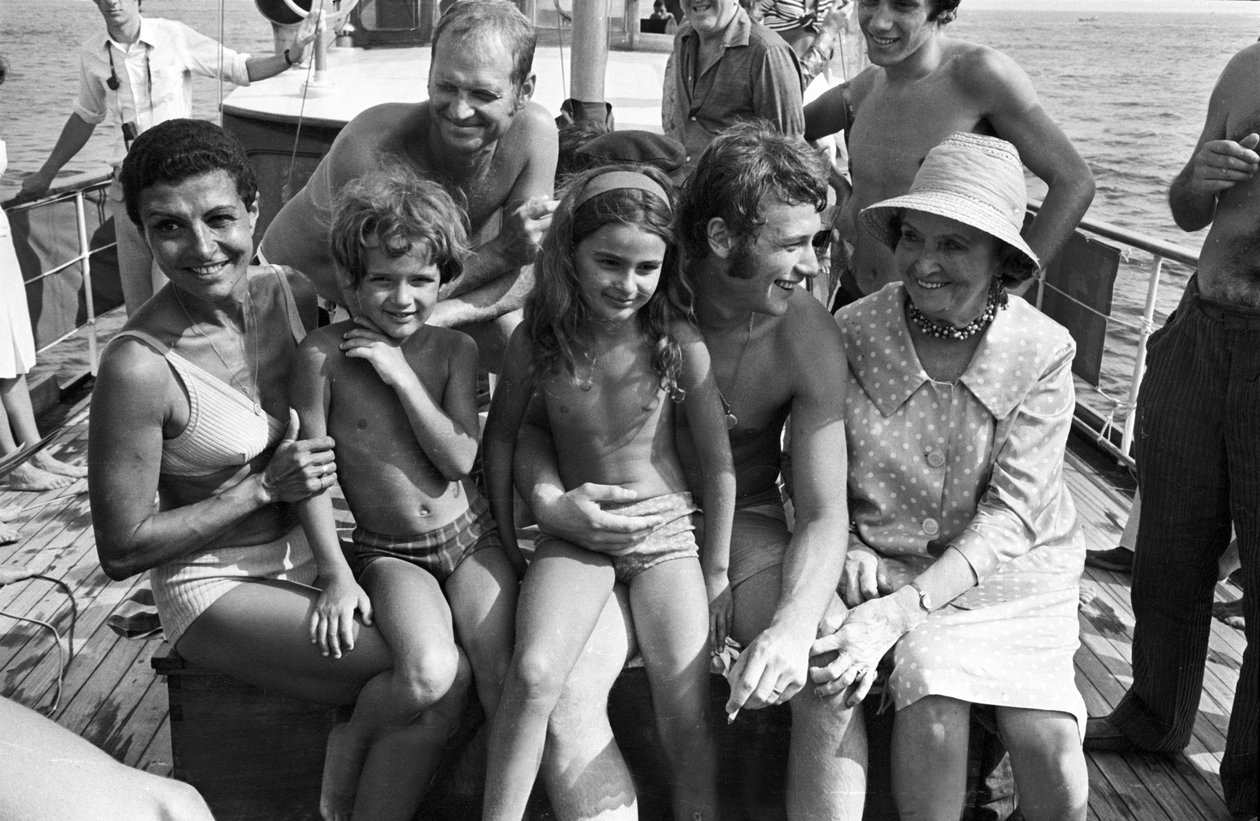 Johnny Hallyday francia énekes a családjával vakáció közben 1967-ben a francia Riviérán unokatestvérével, Destával alkotó: Unbekannt Unbekannt