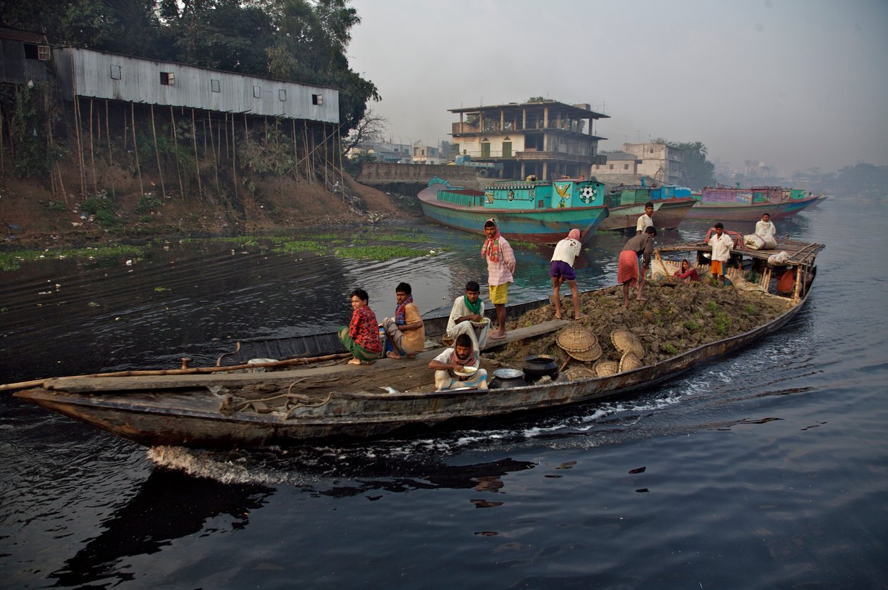 Talajt szállító csónak, mellyel mélyföldet töltenek fel a Shitalakhya folyón keresztül, a Tongi híd közelében, Daka város szélén. Banglades. 2007. február 19. alkotó: Unbekannt Unbekannt