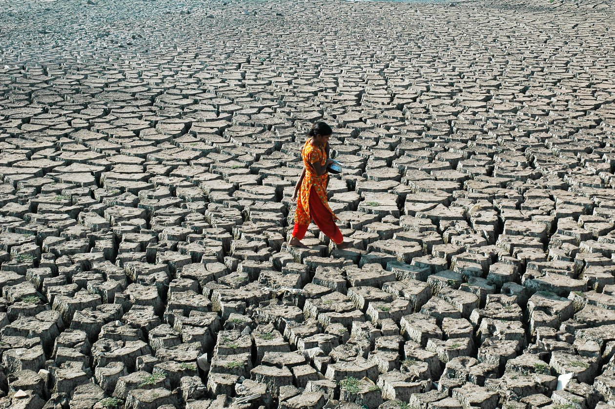 Egy fiatal lány és nővére a szegénységi szint alatti csoportból, Buriganga kiszáradt folyómedrénél, Hazaribaghban, Dakka, Banglades. 2005. március 4. alkotó: Unbekannt Unbekannt