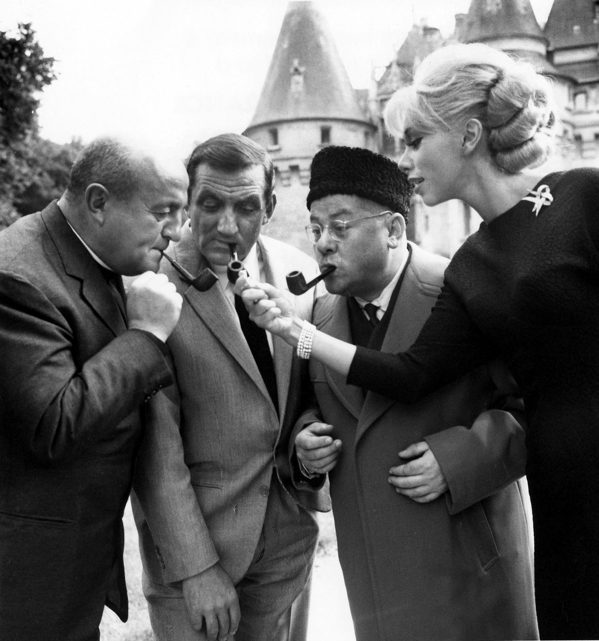 Bernard Blier, Lino Ventura, Francis Blanche és Mireille Darc a Barbouzes film forgatásán 1964-ben alkotó: Unbekannt Unbekannt