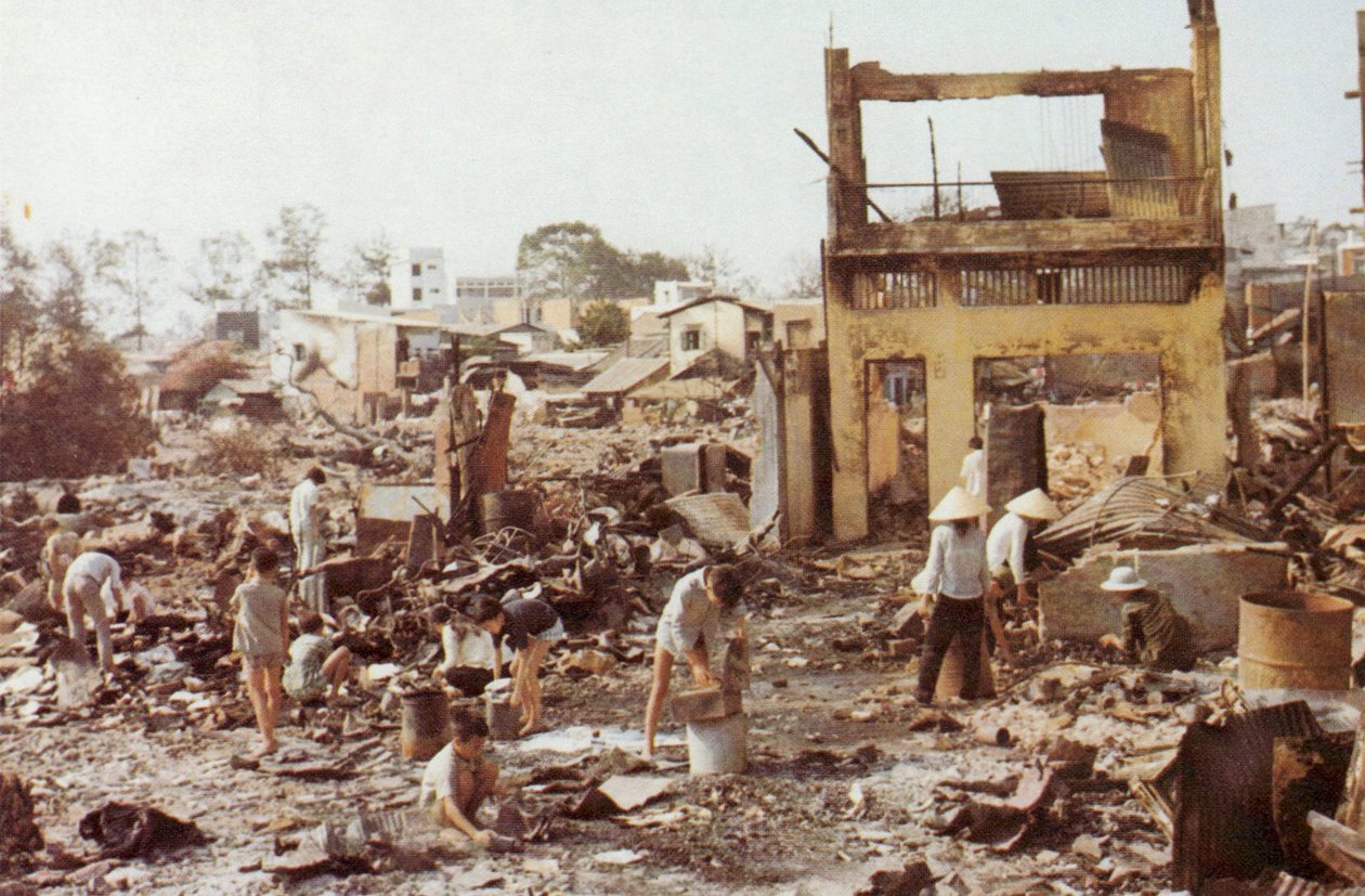 Civilek otthonaik romjain válogatnak Cholonban, Saigon erősen megrongálódott kínai részén, Tet offenzíva, vietnami háború, 1968 alkotó: Unbekannt Unbekannt