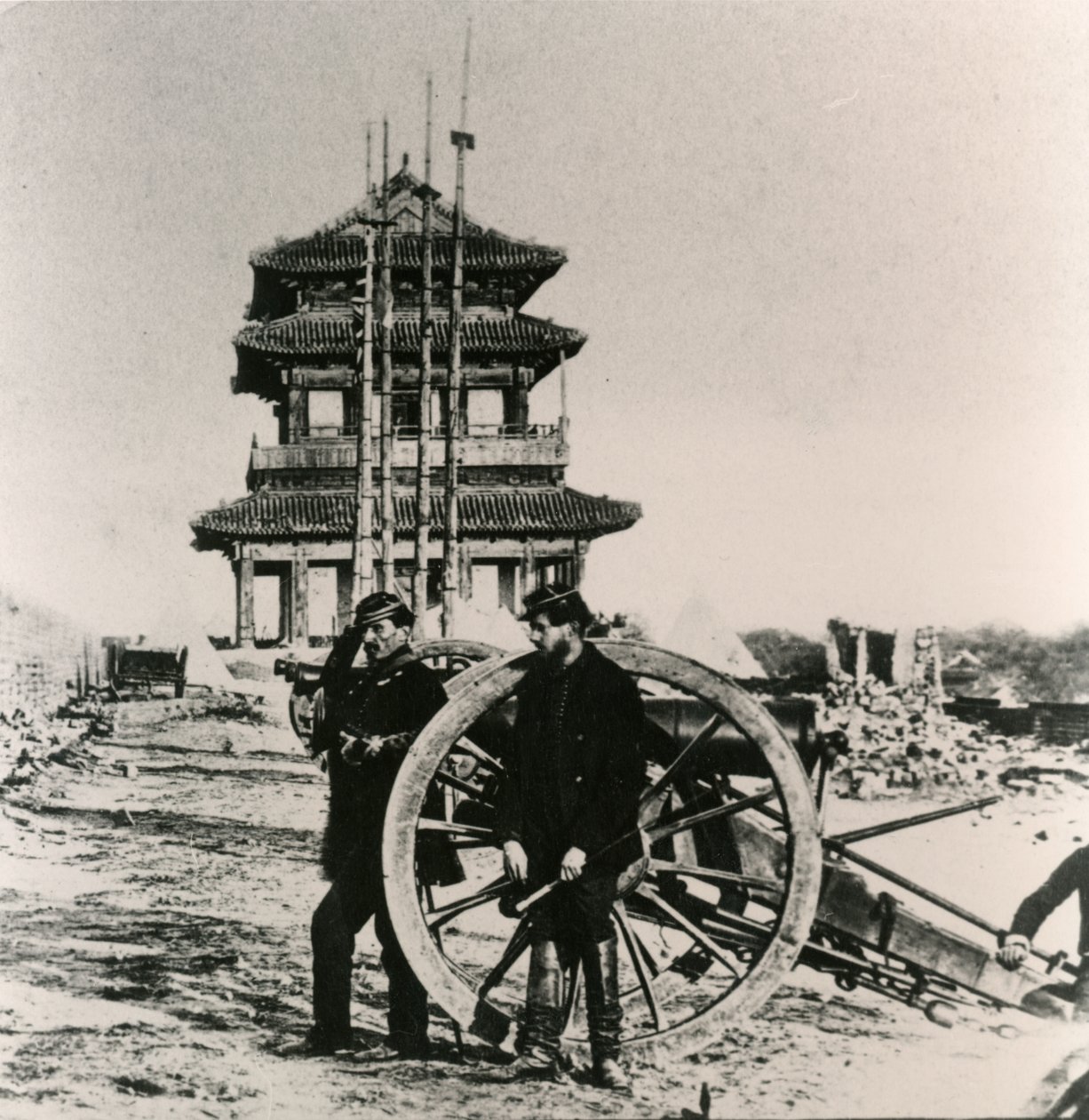 Francia katonák ágyú mellett Pekingben az angol-francia kínai expedíció során, 1860 alkotó: Unbekannt Unbekannt