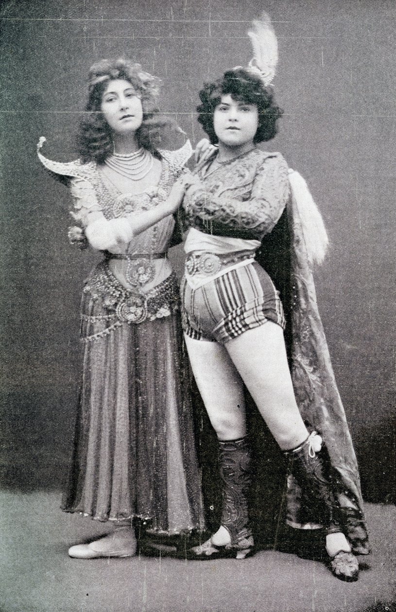 Liane de Pougy „La Yakcha” indiai istennőként jelenik meg a londoni Palace Theatre-ben kísérőjével, Lallie Pernoddal, 1901 alkotó: Unbekannt Unbekannt