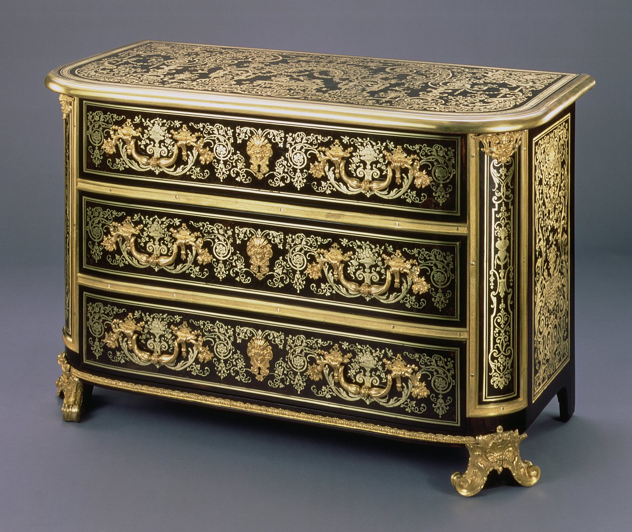 Louis XIV Boulle komód ormolu tartással, urnák és virágtekercsek kidolgozott berakásával Jean Berain I stílusában alkotó: Unbekannt Unbekannt