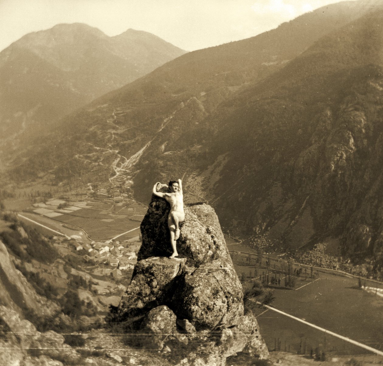Férfi akt pózol egy sziklán egy hegyvidéki völgyben, 1910 körül alkotó: Unbekannt Unbekannt